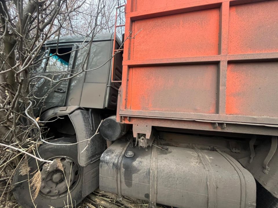 В Таловском районе сотрудники Госавтоинспекции устанавливают обстоятельства съезда с дороги грузового автомобиля