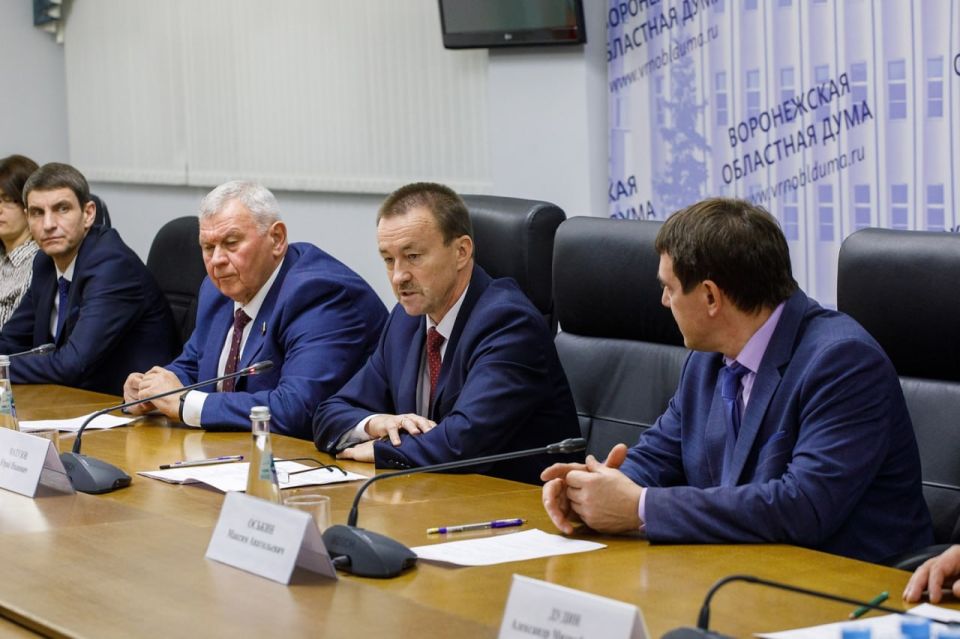 Председатель Воронежской областной Думы Юрий Матузов вручил заслуженным работникам дорожной отрасли региона награды заксобрания