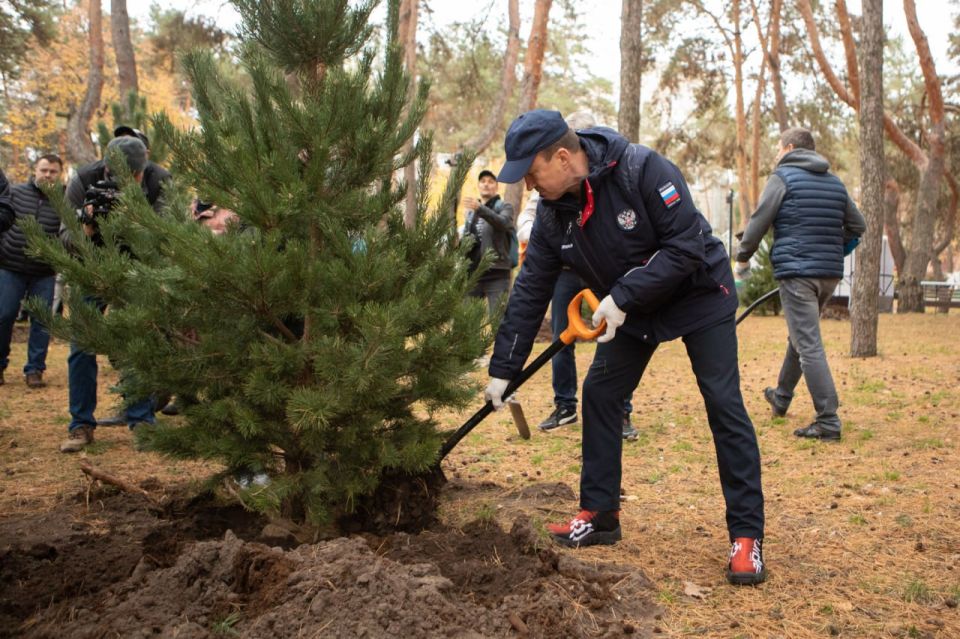 Юрий Матузов и депутаты регионального парламента приняли участие в областном субботнике