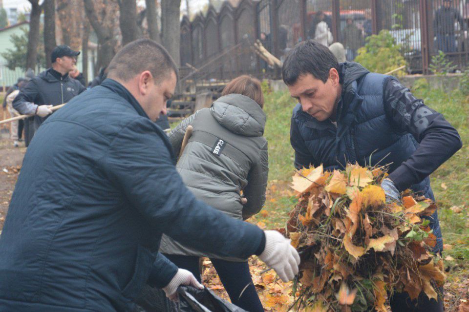 Председатель Воронежской городской Думы Андрей Дьяченко принял участие в субботнике вместе с сотрудниками Воронежской городской Думы в Бринкманском парке