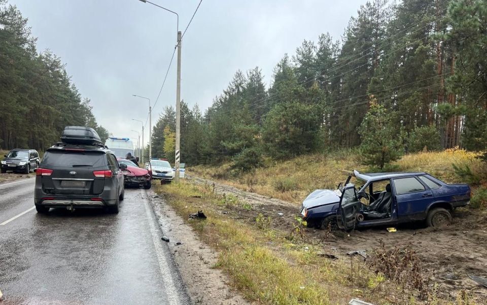 В областном центре Госавтоинспекторы устанавливают обстоятельства ДТП, в котором пострадали 4 человека