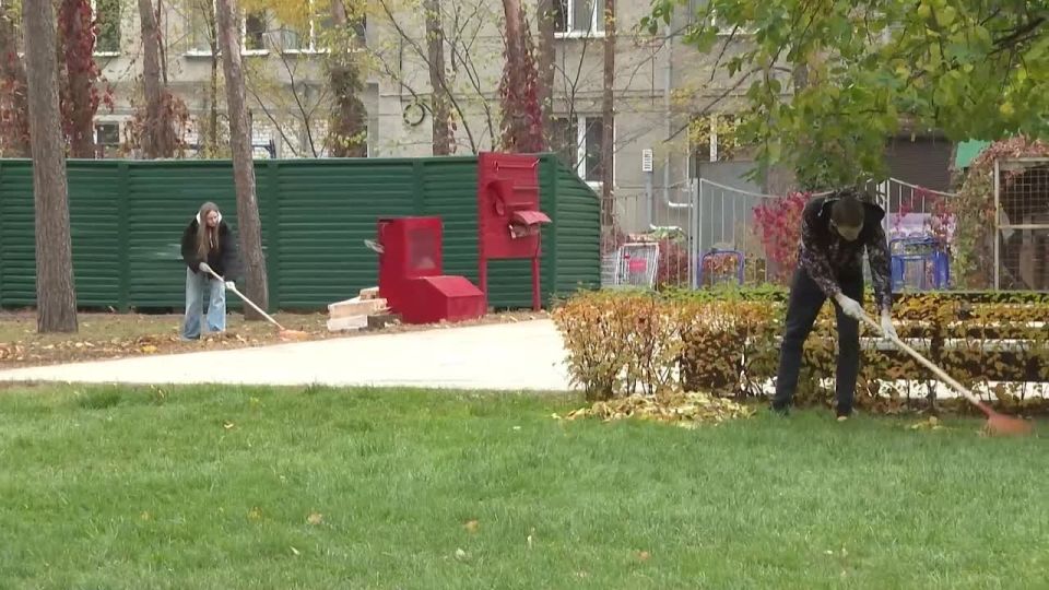 Общеобластной субботник, объединивший совместным полезным делом детей, взрослых, представителей разных профессий прошел в Воронеже