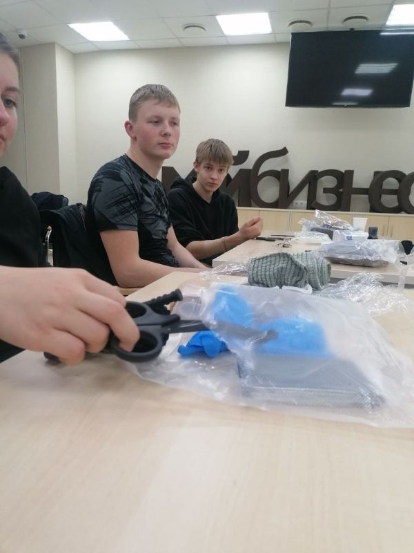 Школьники из Левобережного района отработали навыки первой помощи на военно-патриотическом мастер-классе