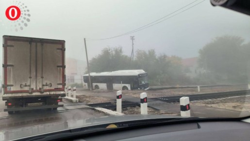 Пассажирский автобус вылетел в кювет около железнодорожного переезда на улице Космонавтов