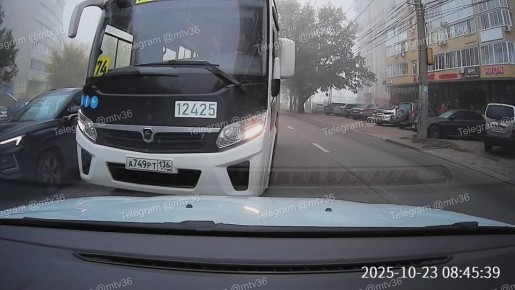 В Коминтерновском районе водитель чудом избежал ДТП с выехавшей на встречку маршруткой
