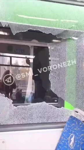 В Воронеже гонки маршруток закончились разбитыми стеклами и травмами детей
