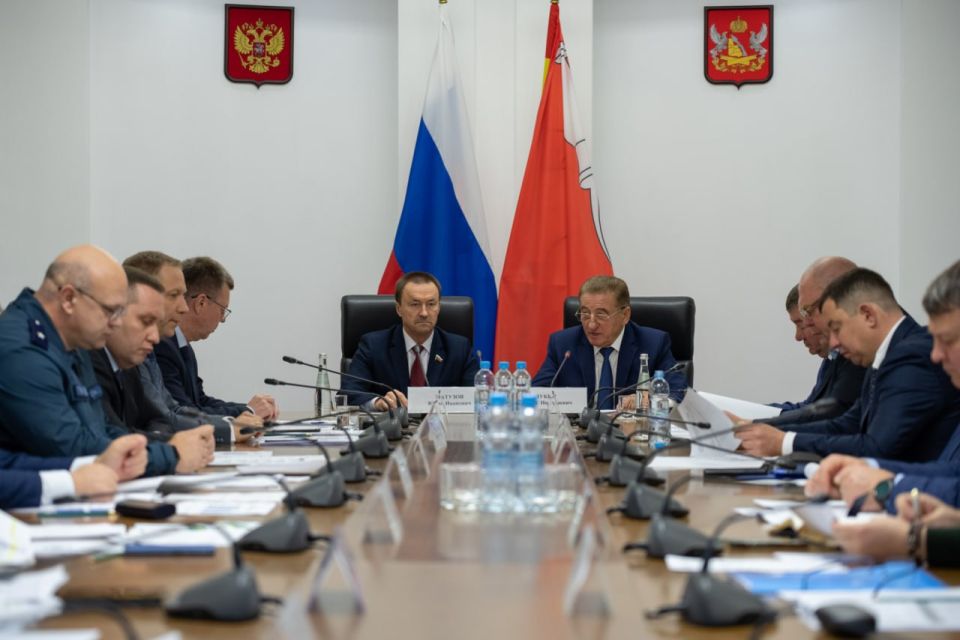 В Воронежской облдуме обсудили актуальные вопросы строительства в рамках областной адресной инвестпрограммы и ЖКХ