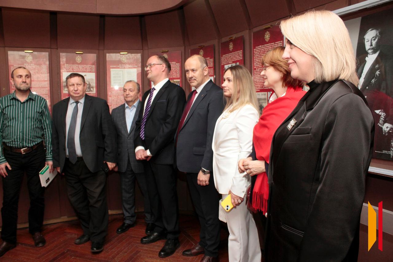 Миротворец, дипломат, коллекционер Миротворец, дипломат, коллекционер