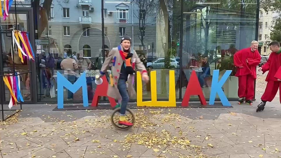 Фестиваль открыт!. Спектакль «Коза и коса» от ВАУ театра, театрализованное шествие, цирковой мастер-класс, книжная ярмарка, встреча с писательницей, мастер-классы от издательств - так ярко стартовал XI детский театральный...