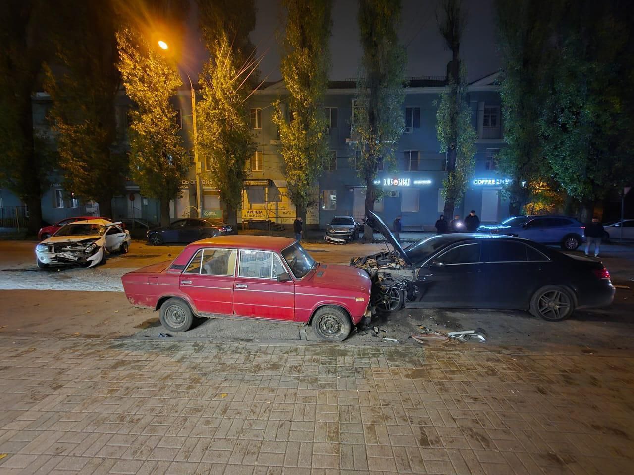 Три человека пострадали в жутком массовом ДТП в Воронеже Три человека пострадали в жутком массовом ДТП в Воронеже