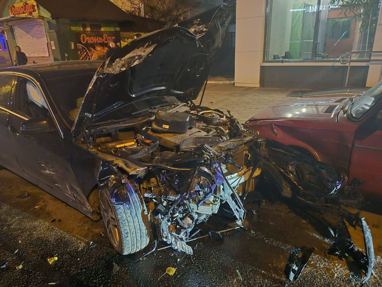В Воронеже Mercedes протаранил 3 автомобиля: пострадали 3 человека В Воронеже Mercedes протаранил 3 автомобиля: пострадали 3 человека