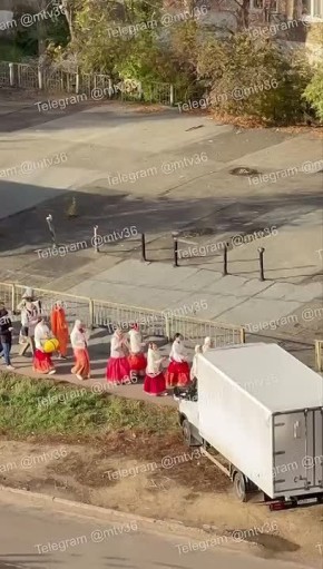 Яркое шествие кришнаитов удивило жителей Северного района Воронежа