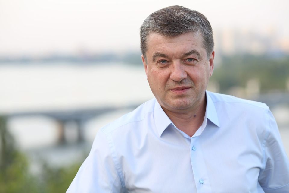 Губернатор Александр Гусев поздравляет депутата Воронежской городской Думы Сергея Колиуха с 65-летием: