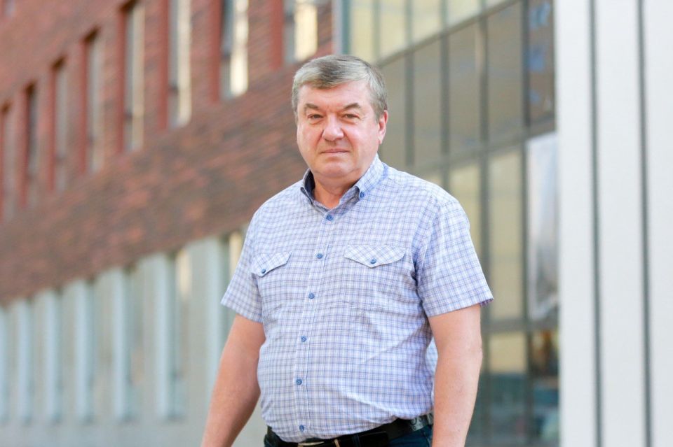 Глава Воронежа Сергей Петрин поздравляет депутата Воронежской городской Думы Сергея Колиуха с 65-летием: