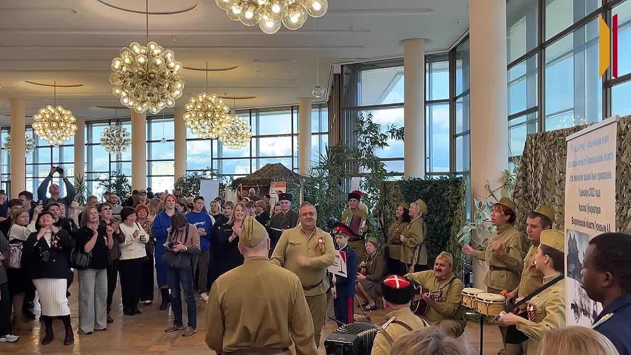 А перед концертом в фойе пели фронтовые песни и читали стихи о войне