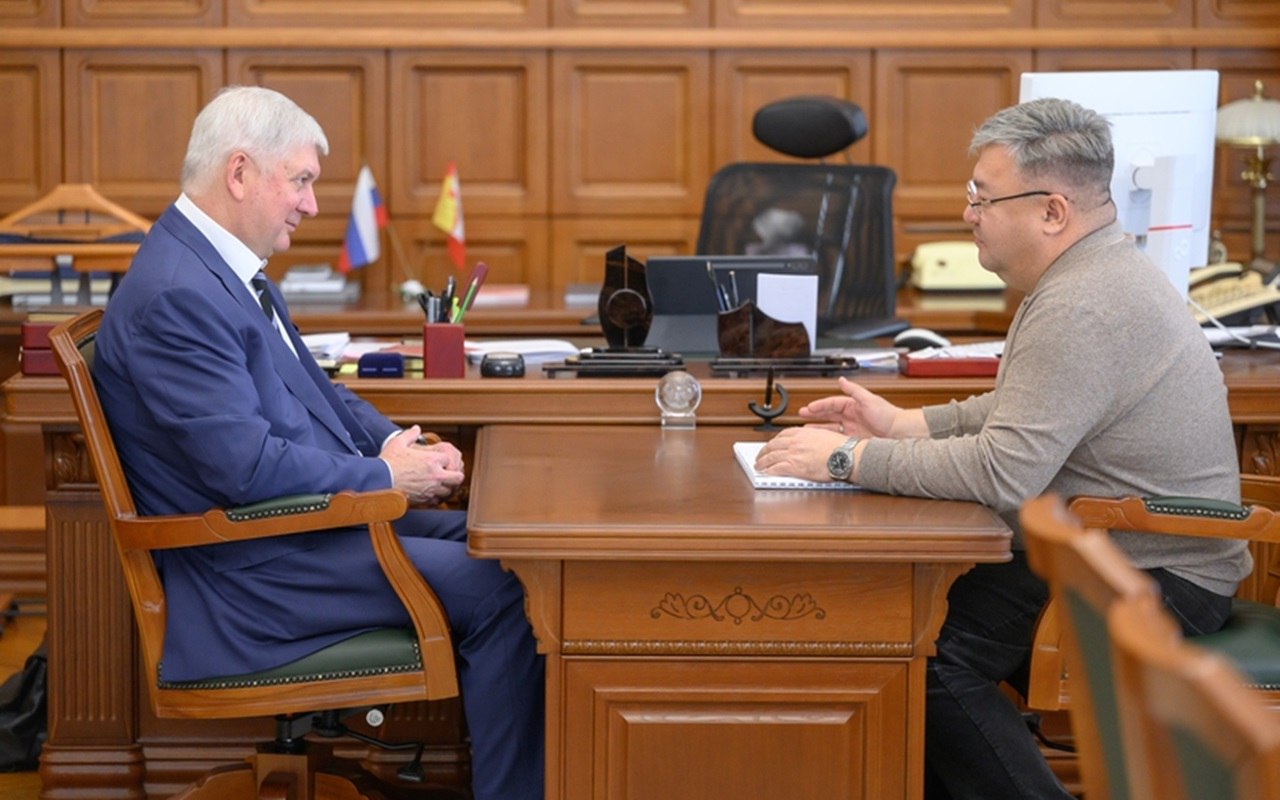 Губернатор Воронежской области Александр Гусев обсудил гендиректором проектного института «Арена» Ерланом Бекмухамедовым обновление Центрального стадиона профсоюзов, проект реконструкции которого планируют показать за рубежом