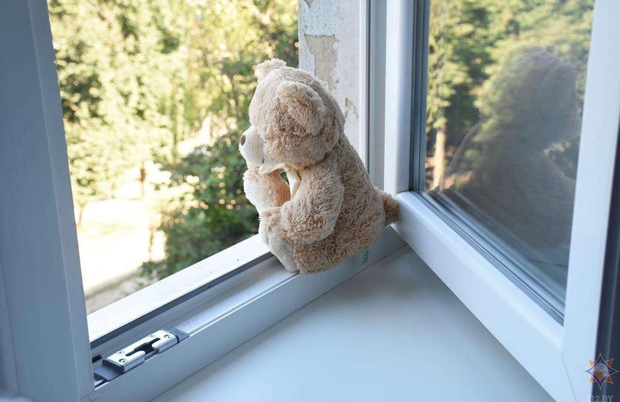 В поселке Отрадное 1,5-годовалая девочка выпала из окна 8-го этажа и погибла