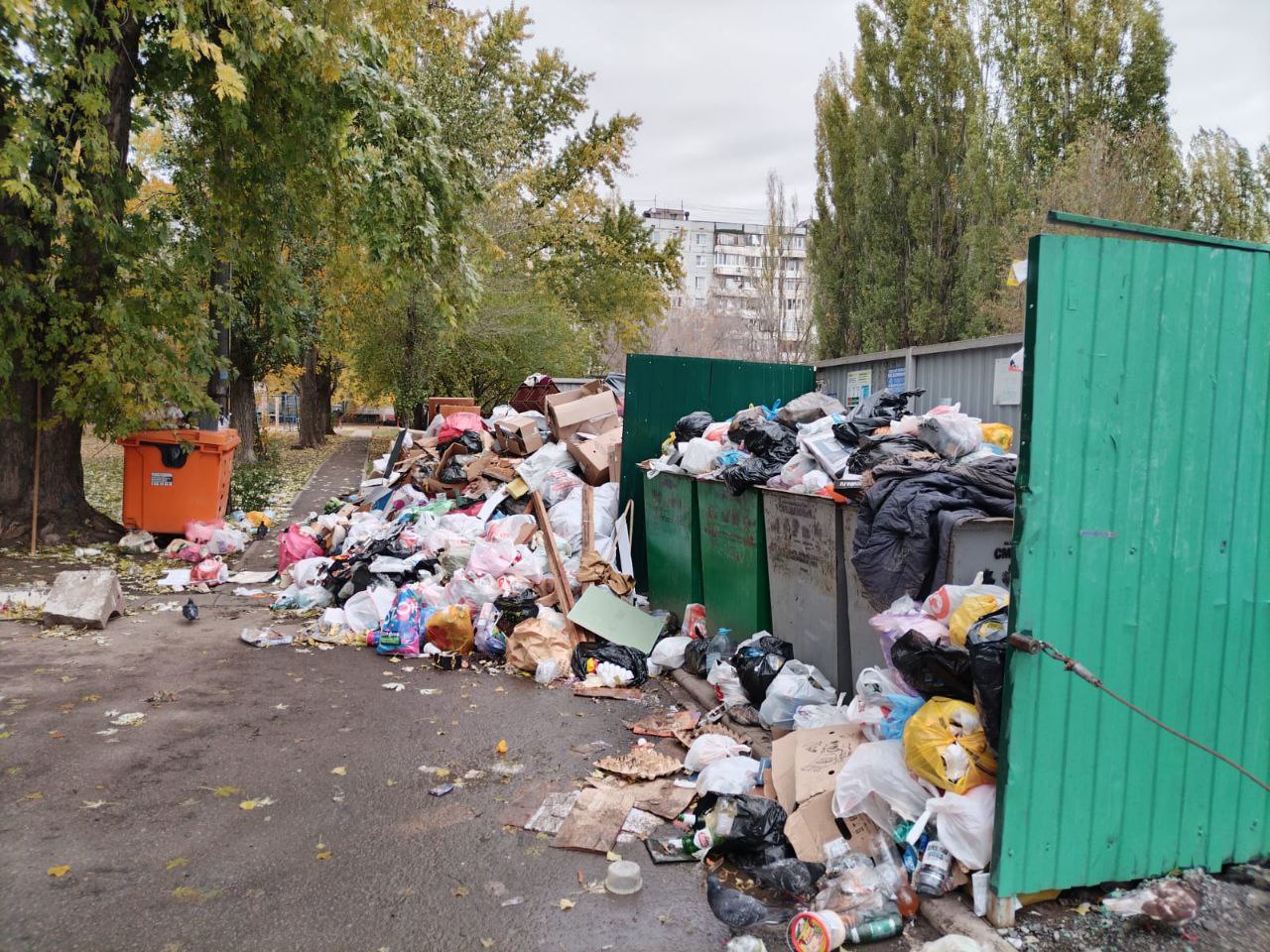 В Воронеже глубокая яма стала опасным препятствием по дороге к школе №88 В Воронеже глубокая яма стала опасным препятствием по дороге к школе №88