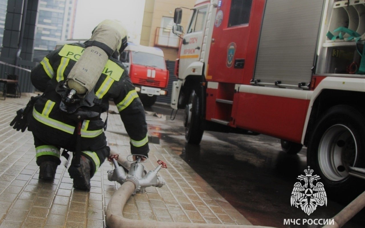 Около отеля, расположенного в Коминтерновском районе, ожидается скопление пожарных машин и спасателей