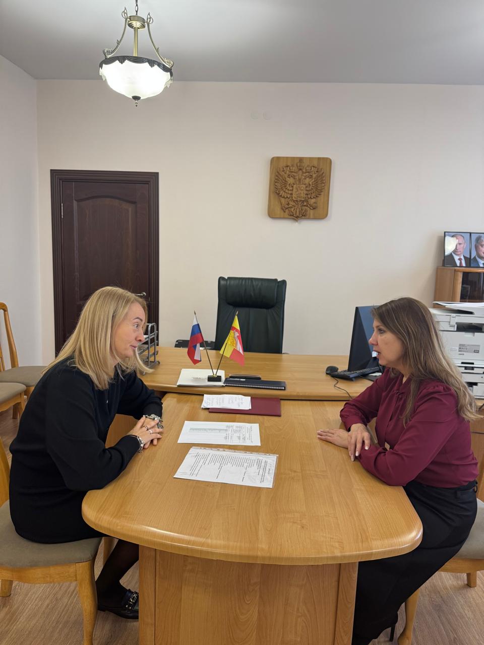 Руководитель Региональной общественной приёмной председателя партии «ЕДИНАЯ РОССИЯ» Д.А. Медведева в Воронежской области, депутат Воронежской областной Думы Марина Андрейчук встретилась с руководителем фракции «Единая...