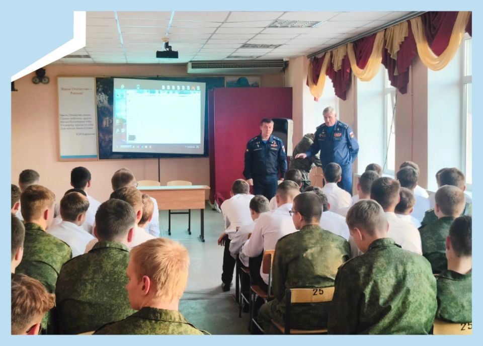 Школьники Железнодорожного района встретились с Героем России