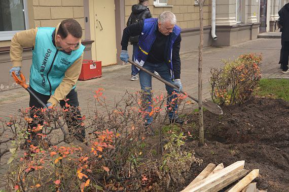 Накануне Дня народного единства депутаты городского парламента приняли участие в экологической акции Накануне Дня народного единства депутаты городского парламента приняли участие в экологической акции