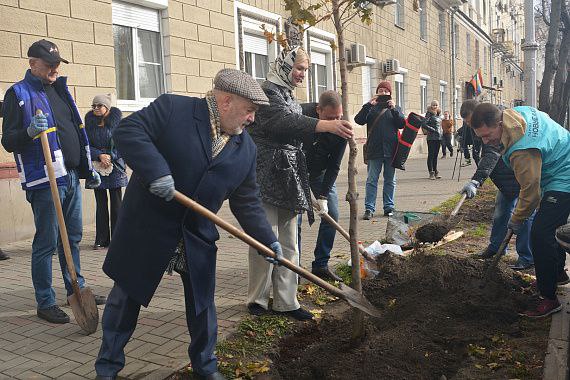 Накануне Дня народного единства депутаты городского парламента приняли участие в экологической акции Накануне Дня народного единства депутаты городского парламента приняли участие в экологической акции