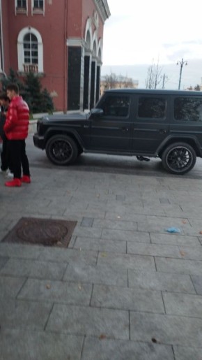 Странная парковка посреди тротуара на проспекте Революции возмутила воронежцев