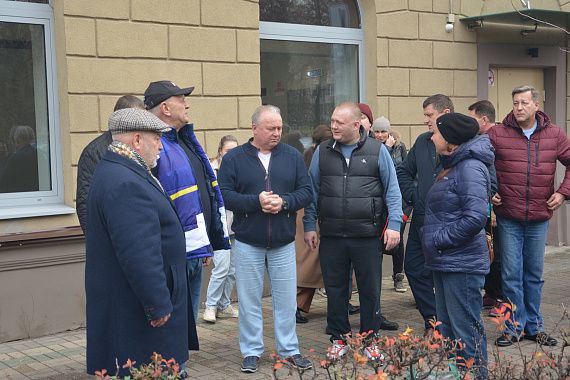 Накануне Дня народного единства депутаты городского парламента приняли участие в экологической акции Накануне Дня народного единства депутаты городского парламента приняли участие в экологической акции