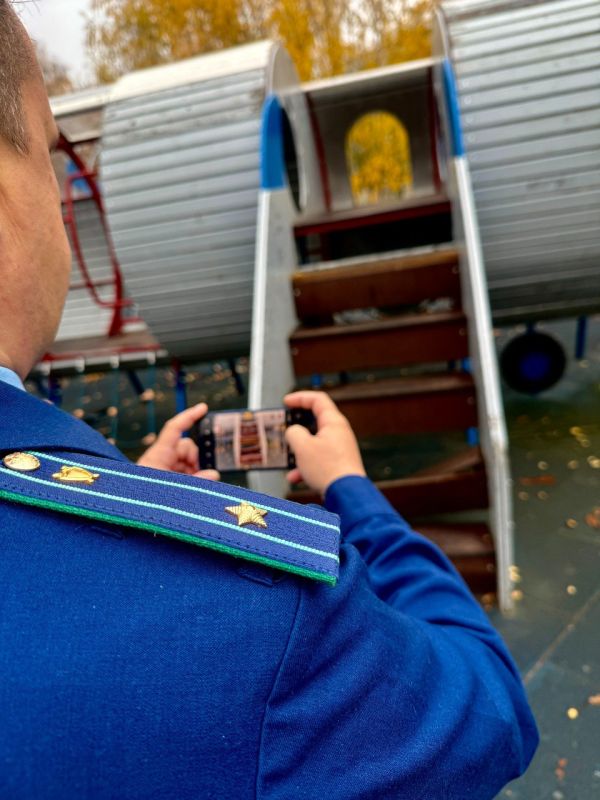 Борисоглебской межрайонной прокуратурой проведена проверка исполнения законодательства при эксплуатации детских игровых площадок