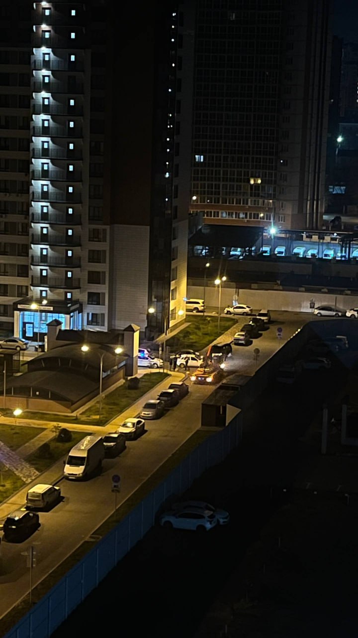 "Возили всю ночь": машины массово эвакуировали из двора воронежского ЖК "Возили всю ночь": машины массово эвакуировали из двора воронежского ЖК