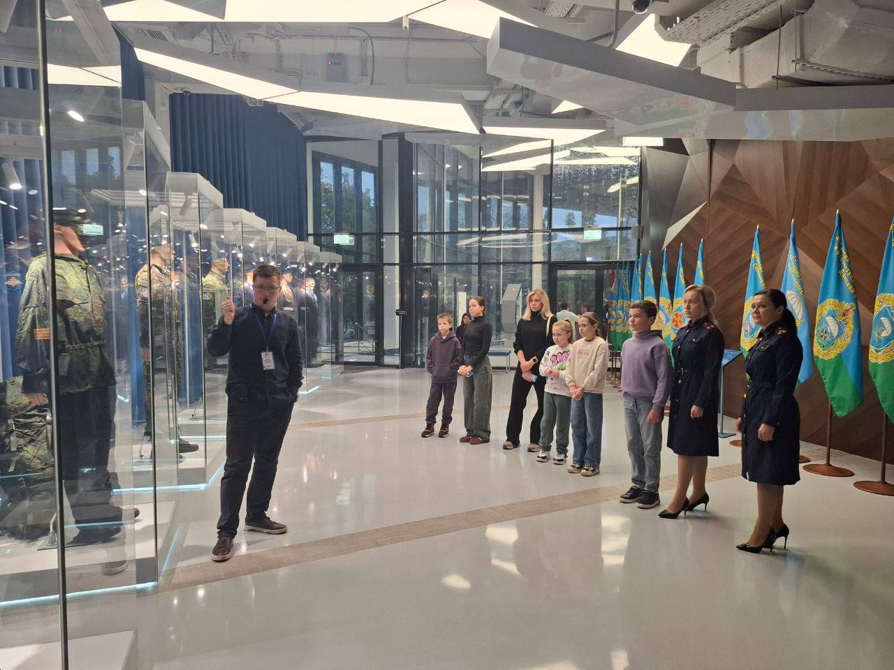 В преддверии Дня народного единства сотрудники следственного управления вместе с детьми посетили музей ВДВ В преддверии Дня народного единства сотрудники следственного управления вместе с детьми посетили музей ВДВ