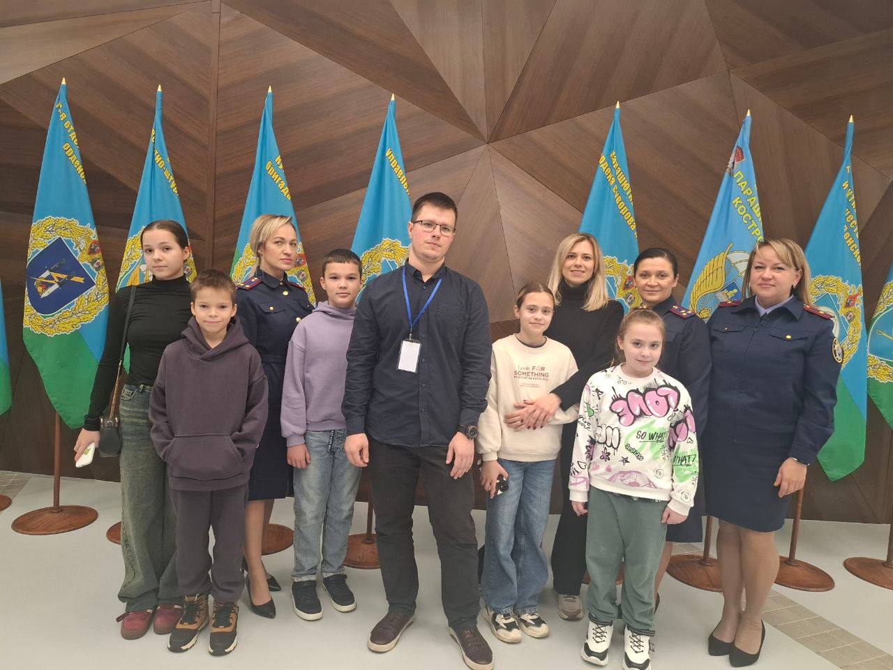 В преддверии Дня народного единства сотрудники следственного управления вместе с детьми посетили музей ВДВ В преддверии Дня народного единства сотрудники следственного управления вместе с детьми посетили музей ВДВ