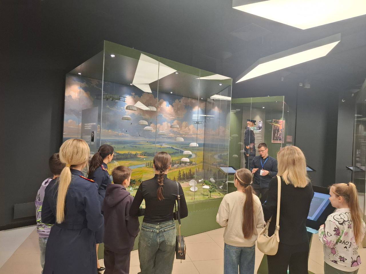 В преддверии Дня народного единства сотрудники следственного управления вместе с детьми посетили музей ВДВ В преддверии Дня народного единства сотрудники следственного управления вместе с детьми посетили музей ВДВ