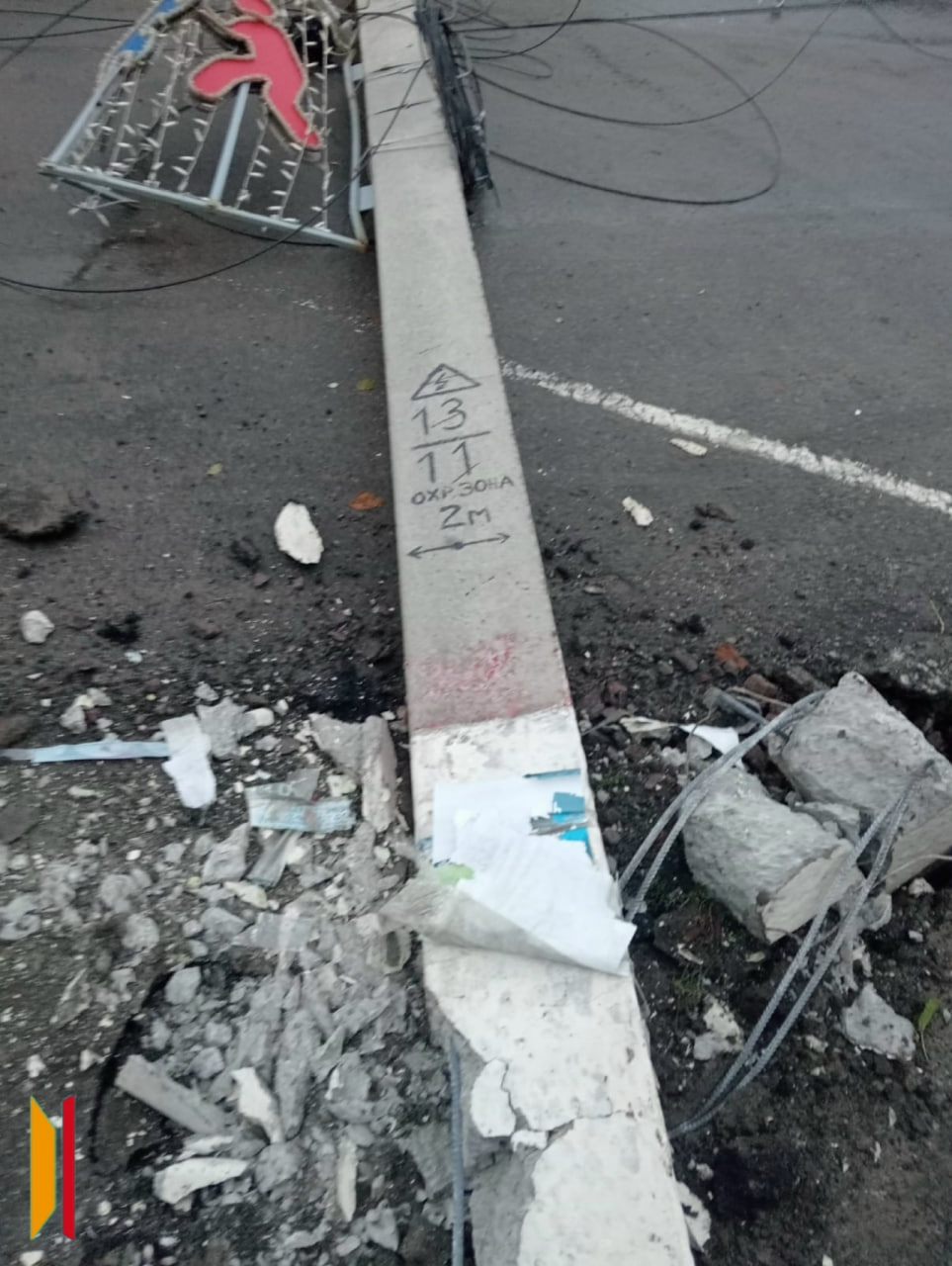 В Богучаре врезавшийся в опору ЛЭП автомобилист обесточил часть улицы В Богучаре врезавшийся в опору ЛЭП автомобилист обесточил часть улицы