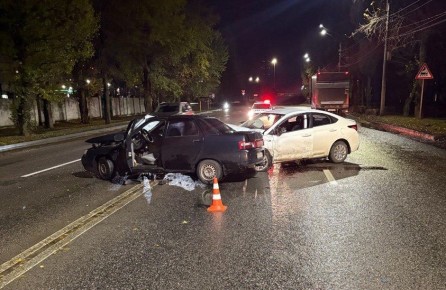 В областном центре сотрудники Госавтоинспекции устанавливают обстоятельства столкновения трех автомобилей