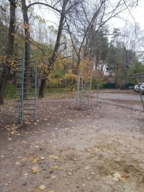 Вот так выглядит детская площадка во дворе дома №40 на проспекте Патриотов