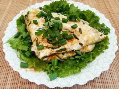 Простой и вкусный завтрак: омлет с чесночными стрелками и сыром