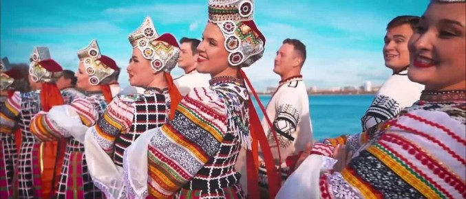 На Петровской набережной Государственный академический Воронежский русский народный хор им. К.И. Массалитинова исполнил песню Татьяны Куртуковой «Матушка» в рамках Всероссийской хоровой акции в честь ко Дня народного единства