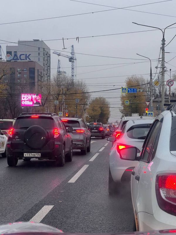 Пересечение Ленинского проспекта и Брусилова - средний ряд теперь может ехать только вперёд