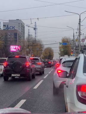 Пересечение Ленинского проспекта и Брусилова - средний ряд теперь может ехать только вперёд