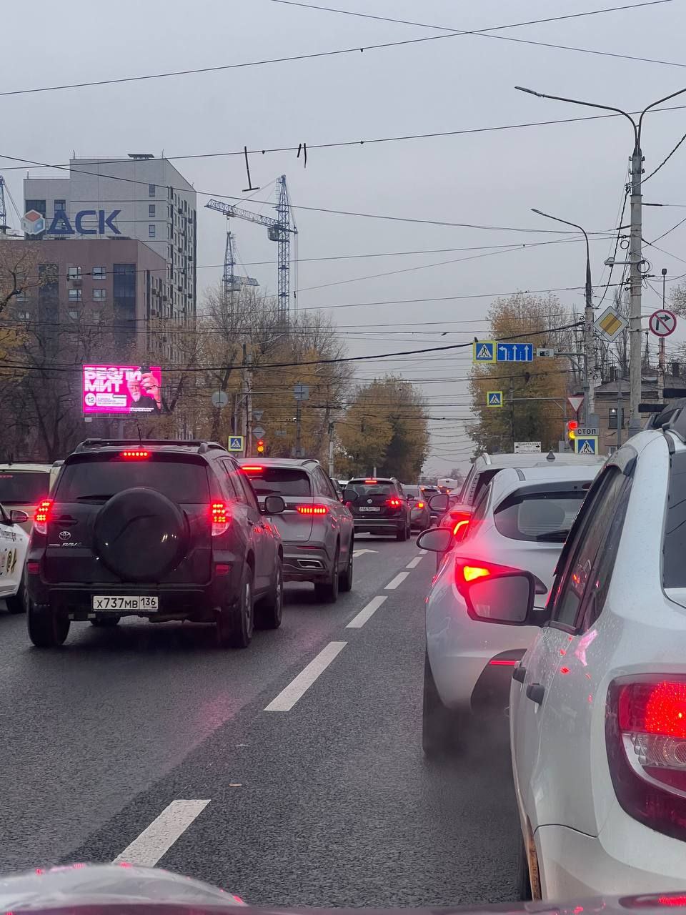 Пересечение Ленинского проспекта и Брусилова - средний ряд теперь может ехать только вперёд