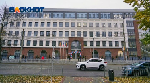 С третьей попытки открыли школу №45 в Воронеже — как она выглядит снаружи и изнутри