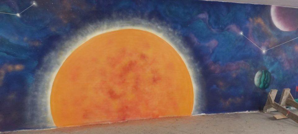 В подземном переходе на улице Ворошилова стены приобрели тематику космоса