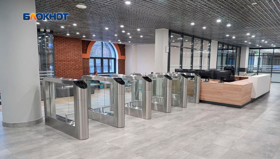 С третьей попытки открыли школу №45 в Воронеже — как она выглядит снаружи и изнутри С третьей попытки открыли школу №45 в Воронеже — как она выглядит снаружи и изнутри