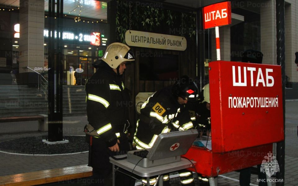 У торгового комплекса «Атмосфера» в Воронеже прошли показательные пожарно-тактические учения, в которых участвовало более 50 спасателей