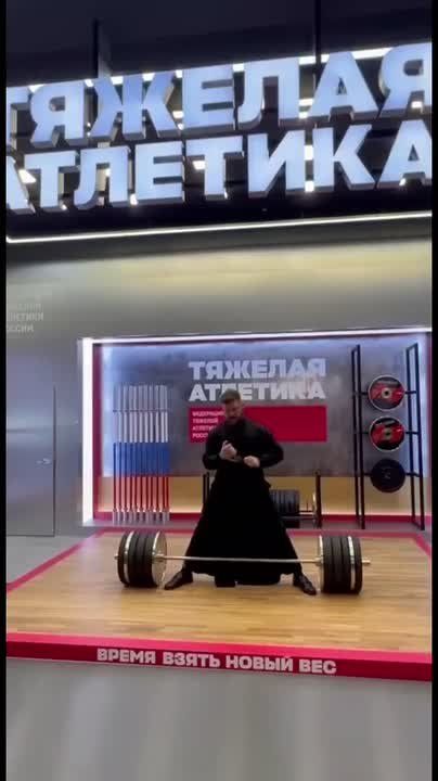 Батюшка-богатырь из Воронежа одной рукой поднял 200 кг