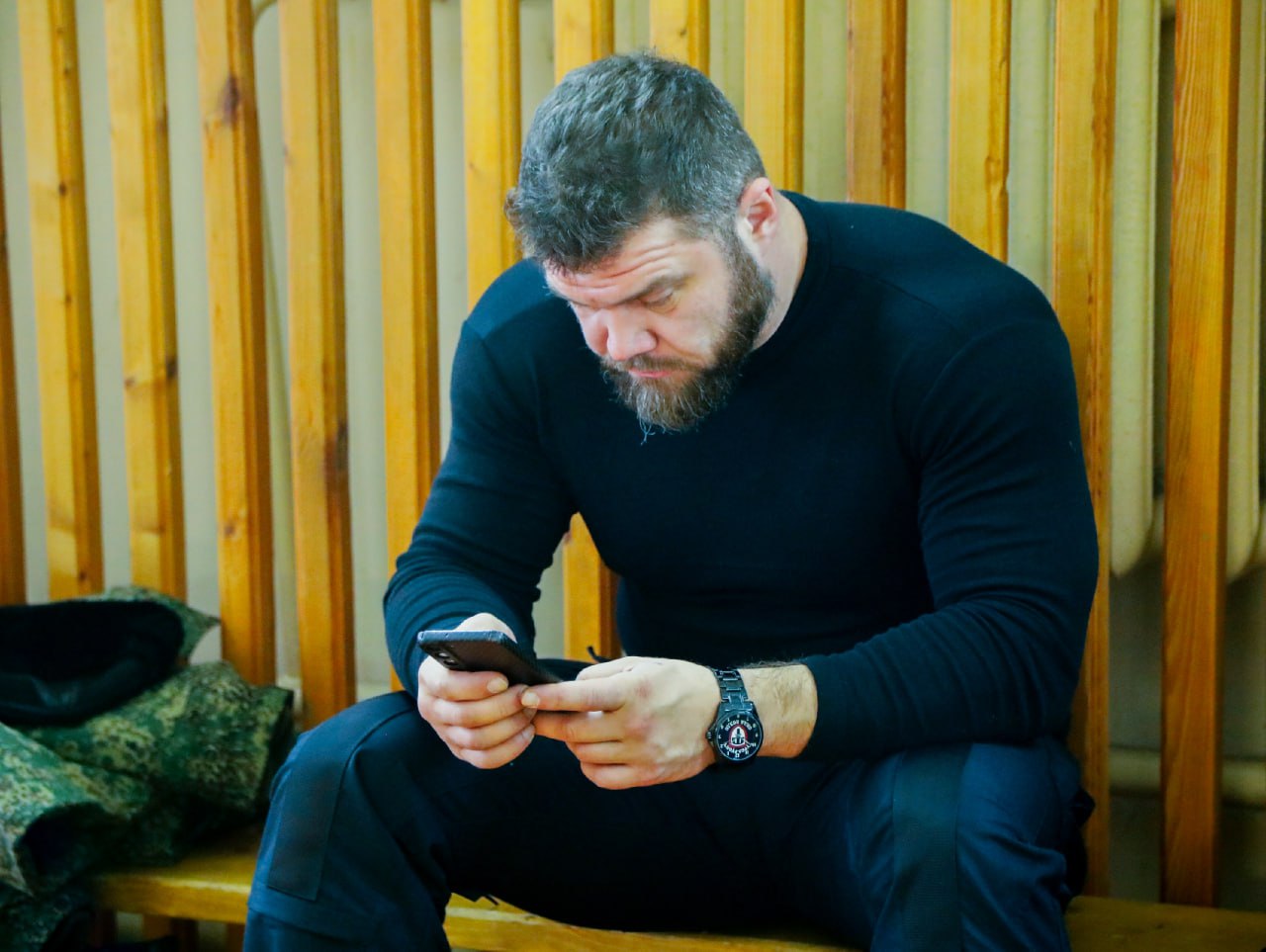 «Решил поразвлекаться». Батюшка, поднявший одной рукой 200-килограммовую штангу, рассказал, что просто ждал свой кофе «Решил поразвлекаться». Батюшка, поднявший одной рукой 200-килограммовую штангу, рассказал, что просто ждал свой кофе