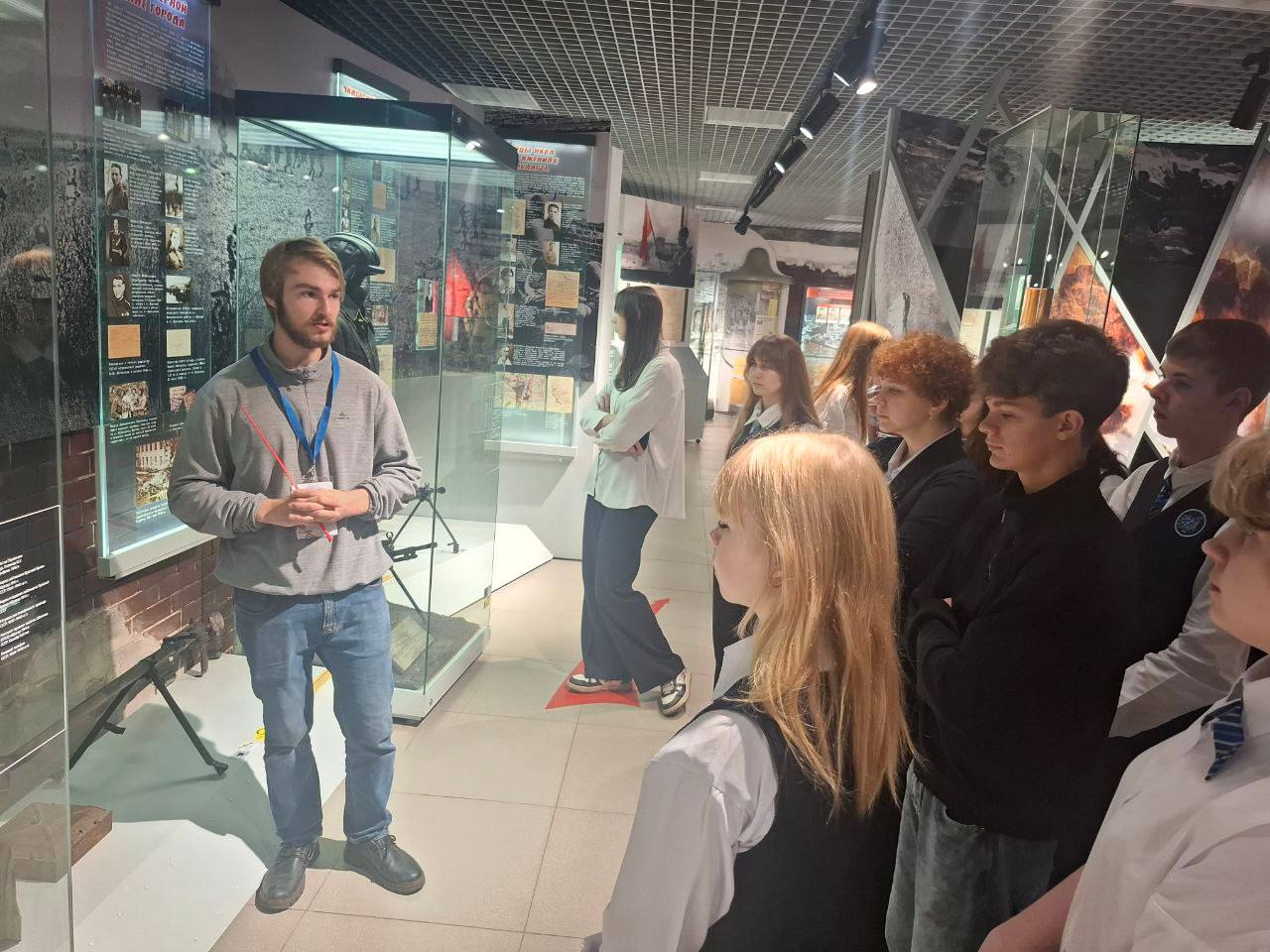 Сотрудники регионального следственного управления СК России совместно с кадетами профильного класса посетили музей «Арсенал» Сотрудники регионального следственного управления СК России совместно с кадетами профильного класса посетили музей «Арсенал»