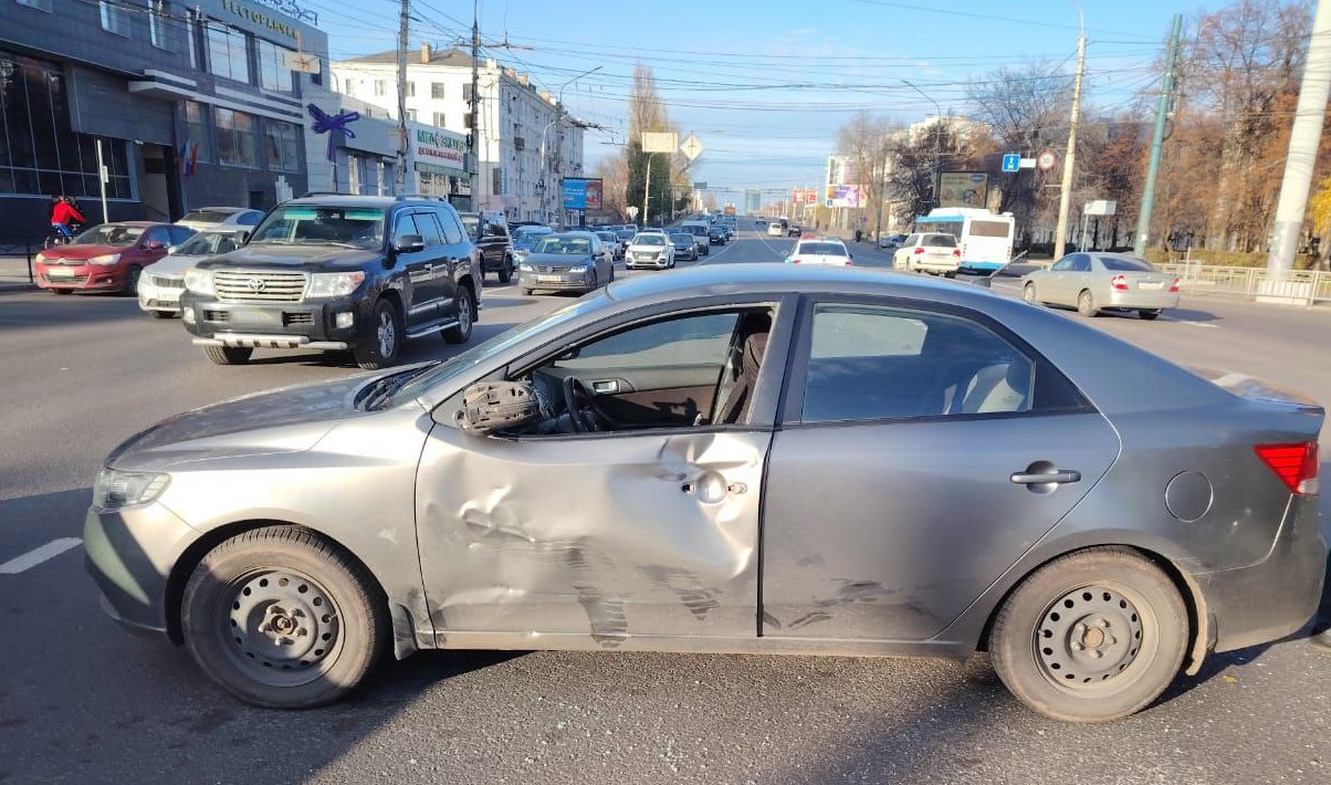 На Плехановской мужчина на электроскутере влетел в легковушку На Плехановской мужчина на электроскутере влетел в легковушку